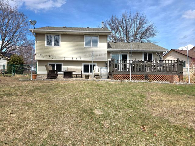 9243 Queens Gardens N, Brooklyn Park, MN 55443