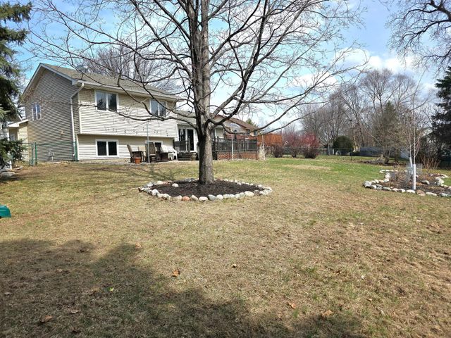 9243 Queens Gardens N, Brooklyn Park, MN 55443