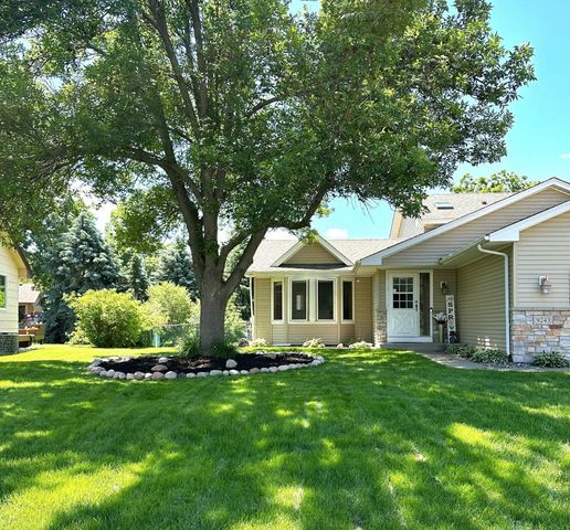 9243 Queens Gardens N, Brooklyn Park, MN 55443