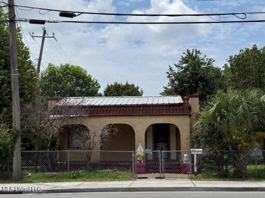 867 Division Street, Biloxi, MS 39530
