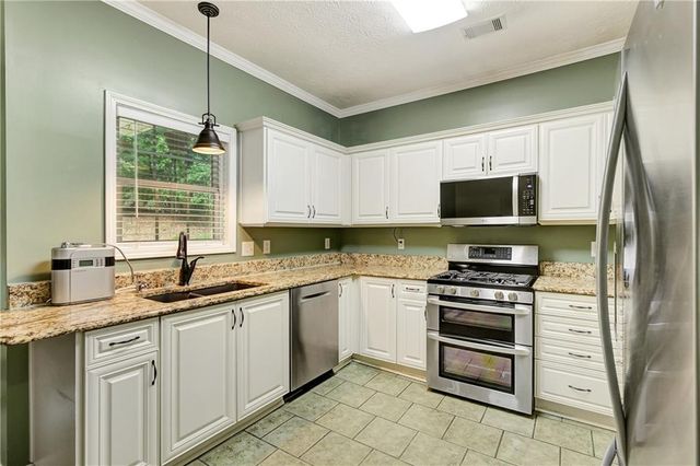 110 Rockglen Court, Fayetteville, GA 30215