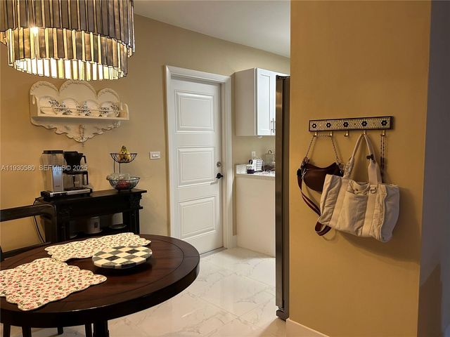 10750 SW 43rd Ln, Miami, FL 33165