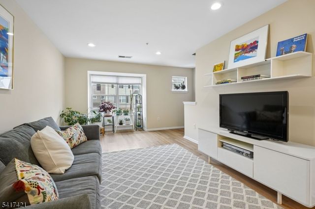 55 Greenbrook Dr 55, Bloomfield Twp., NJ 07003