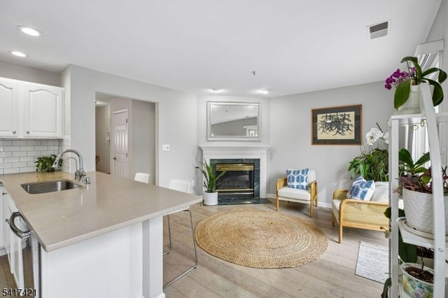 55 Greenbrook Dr 55, Bloomfield Twp., NJ 07003