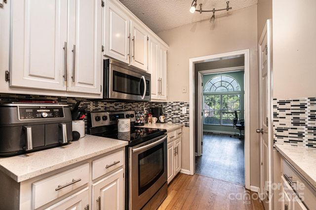 5686 Gold Creek Bay Drive, Hickory, NC 28601