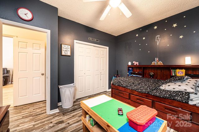 5686 Gold Creek Bay Drive, Hickory, NC 28601