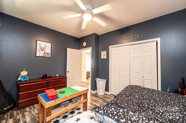 5686 Gold Creek Bay Drive, Hickory, NC 28601