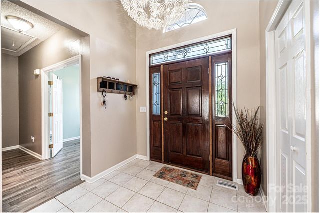 5686 Gold Creek Bay Drive, Hickory, NC 28601