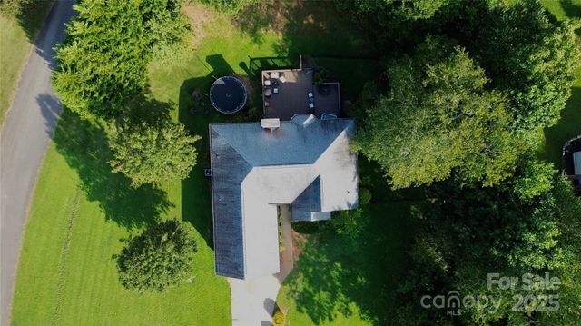 5686 Gold Creek Bay Drive, Hickory, NC 28601