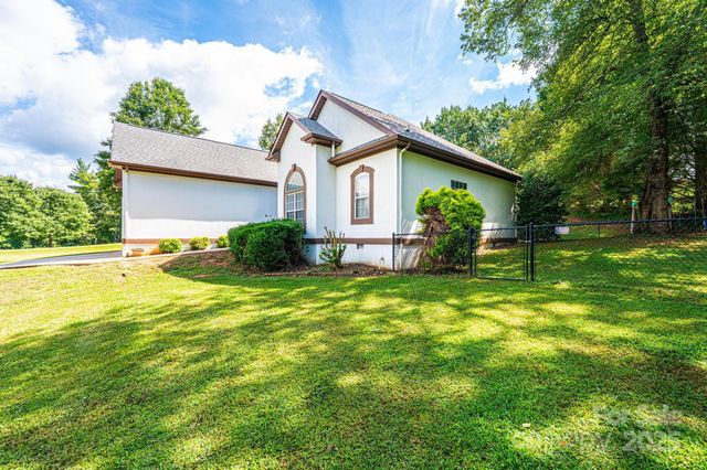 5686 Gold Creek Bay Drive, Hickory, NC 28601