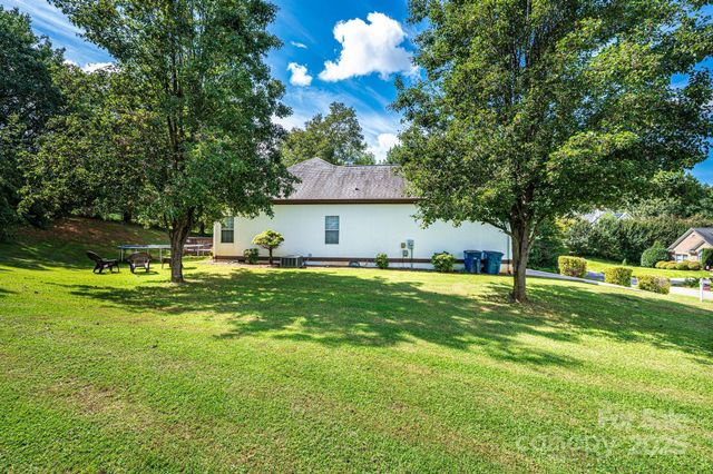 5686 Gold Creek Bay Drive, Hickory, NC 28601