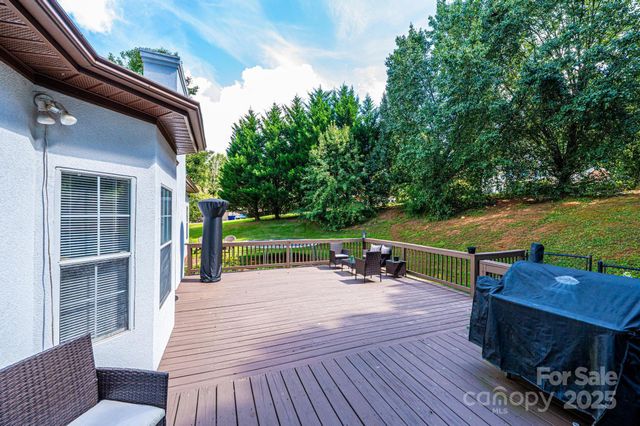 5686 Gold Creek Bay Drive, Hickory, NC 28601
