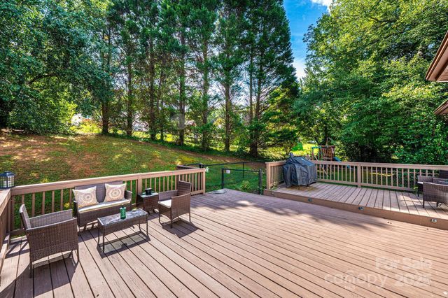 5686 Gold Creek Bay Drive, Hickory, NC 28601