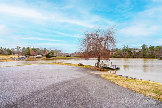 5686 Gold Creek Bay Drive, Hickory, NC 28601