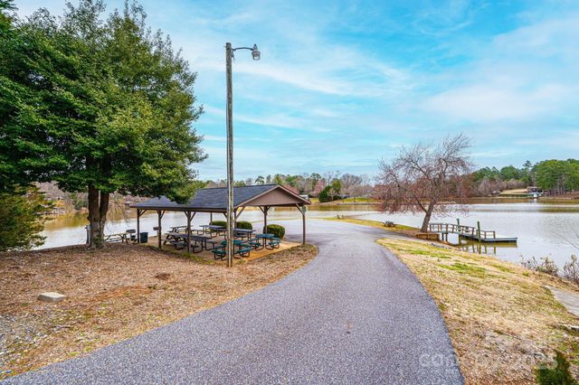 5686 Gold Creek Bay Drive, Hickory, NC 28601