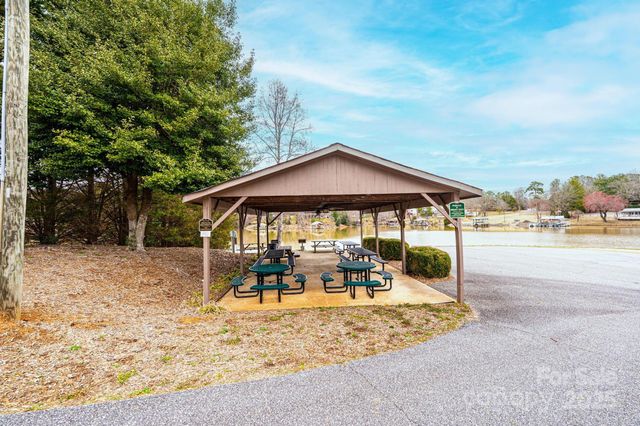 5686 Gold Creek Bay Drive, Hickory, NC 28601