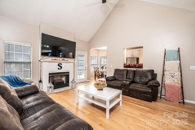 5686 Gold Creek Bay Drive, Hickory, NC 28601