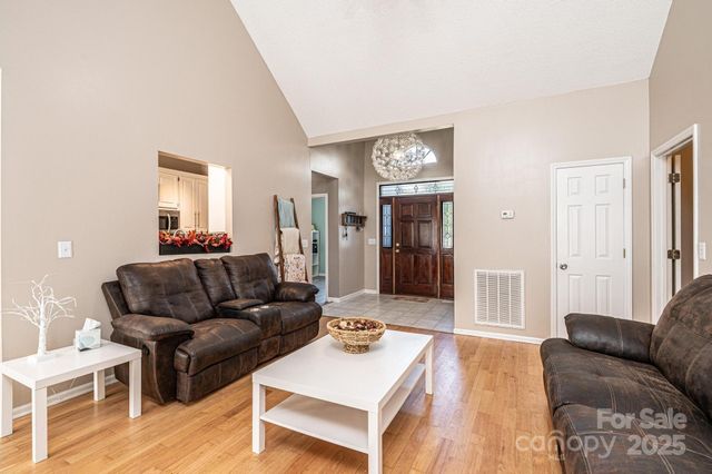 5686 Gold Creek Bay Drive, Hickory, NC 28601
