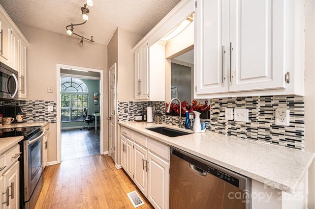 5686 Gold Creek Bay Drive, Hickory, NC 28601