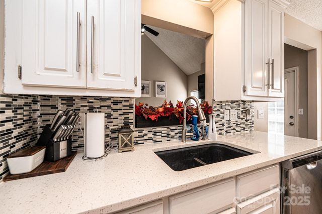 5686 Gold Creek Bay Drive, Hickory, NC 28601