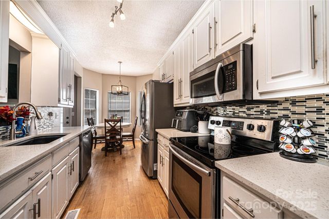 5686 Gold Creek Bay Drive, Hickory, NC 28601