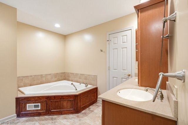 488 Schooner Lane, Northfield Center, OH 44067