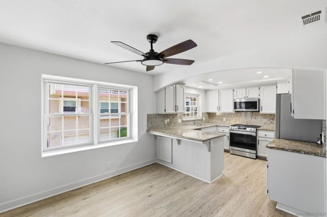 2565 Navarra Dr B, Carlsbad, CA 92009