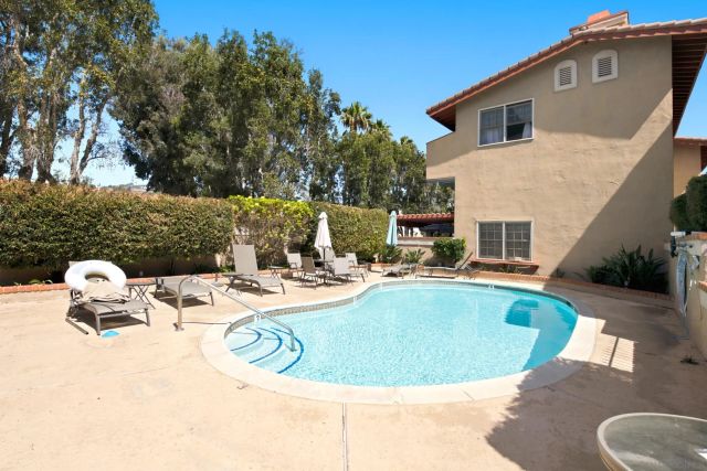 2565 Navarra Dr B, Carlsbad, CA 92009