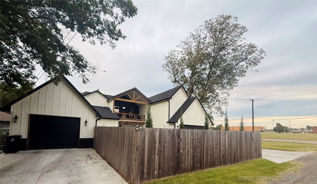 523 E College Street, Broken Arrow, OK 74012