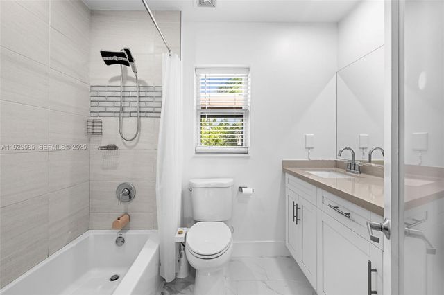 10111 Jamaica Dr, Cutler Bay, FL 33189