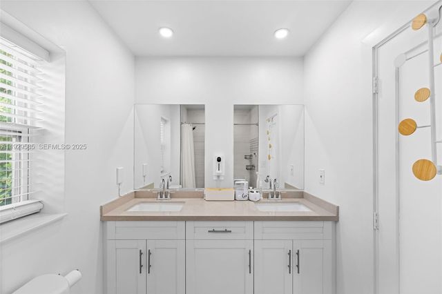 10111 Jamaica Dr, Cutler Bay, FL 33189