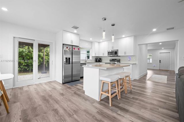 10111 Jamaica Dr, Cutler Bay, FL 33189