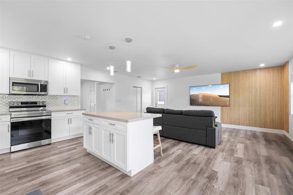 Image 10 of property listing at 10111 Jamaica Dr, Cutler Bay, FL 33189