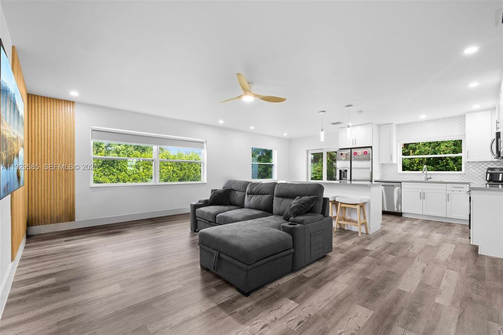 Image 11 of property listing at 10111 Jamaica Dr, Cutler Bay, FL 33189