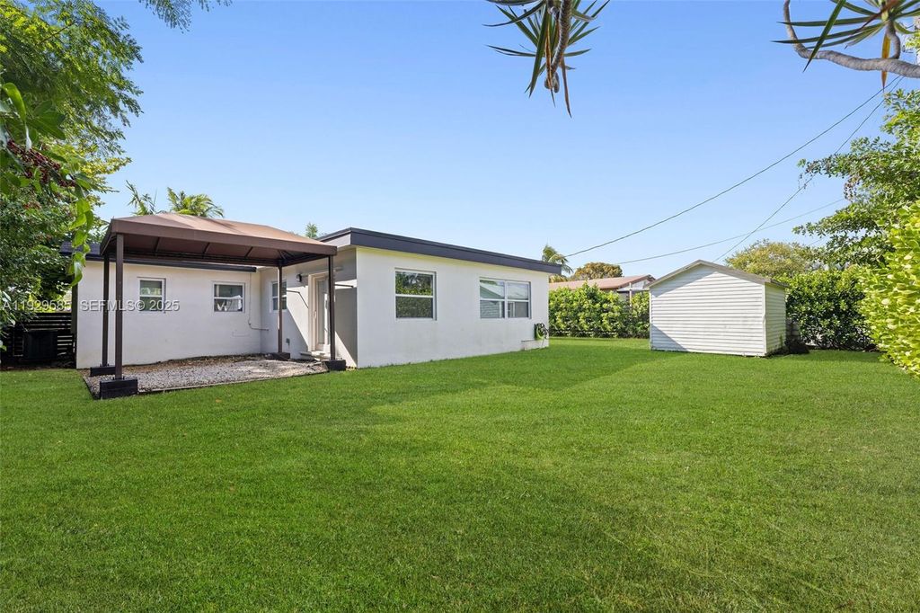 Image 13 of property listing at 10111 Jamaica Dr, Cutler Bay, FL 33189