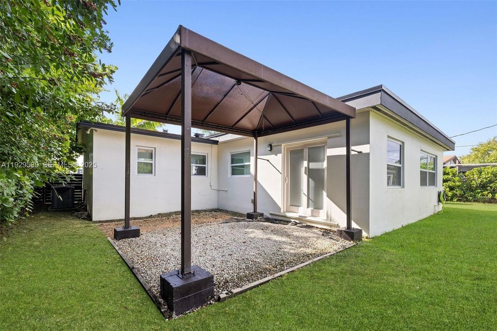 Image 15 of property listing at 10111 Jamaica Dr, Cutler Bay, FL 33189