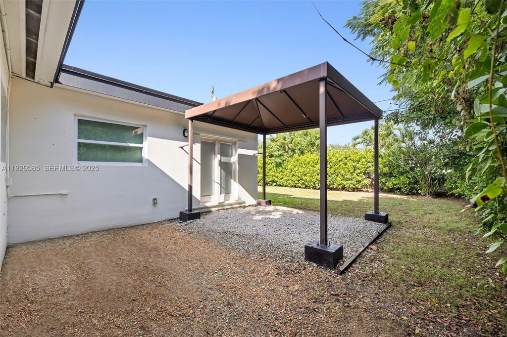 Image 16 of property listing at 10111 Jamaica Dr, Cutler Bay, FL 33189