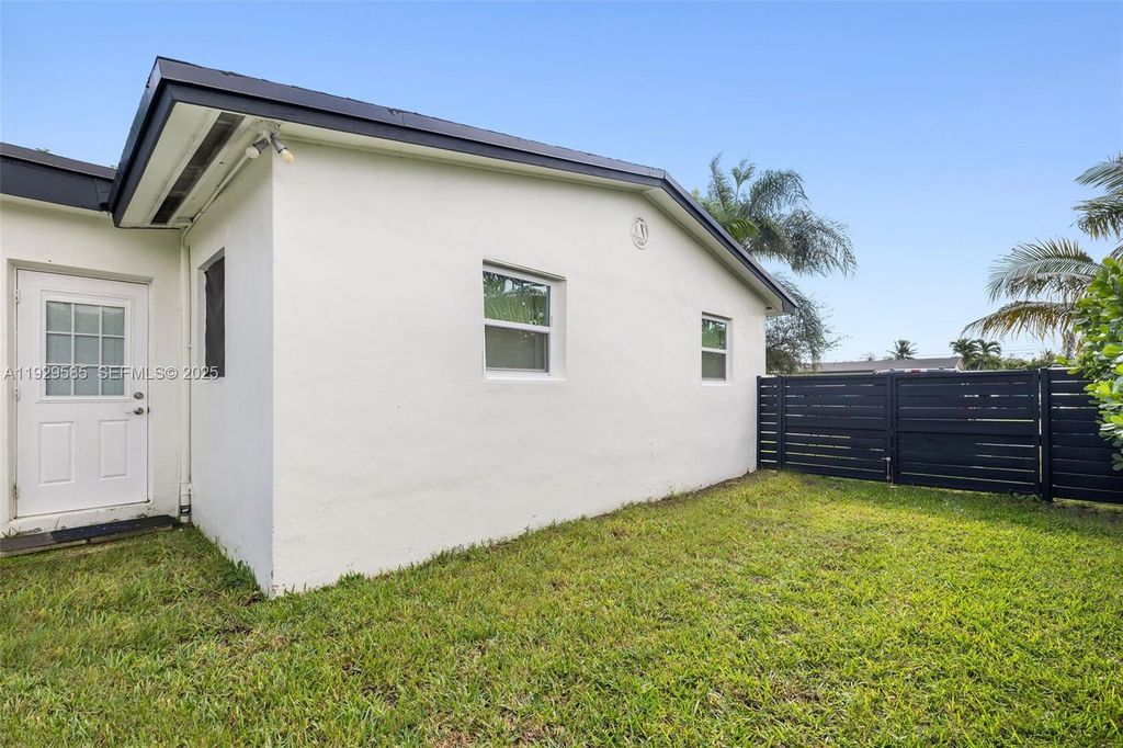 Image 19 of property listing at 10111 Jamaica Dr, Cutler Bay, FL 33189