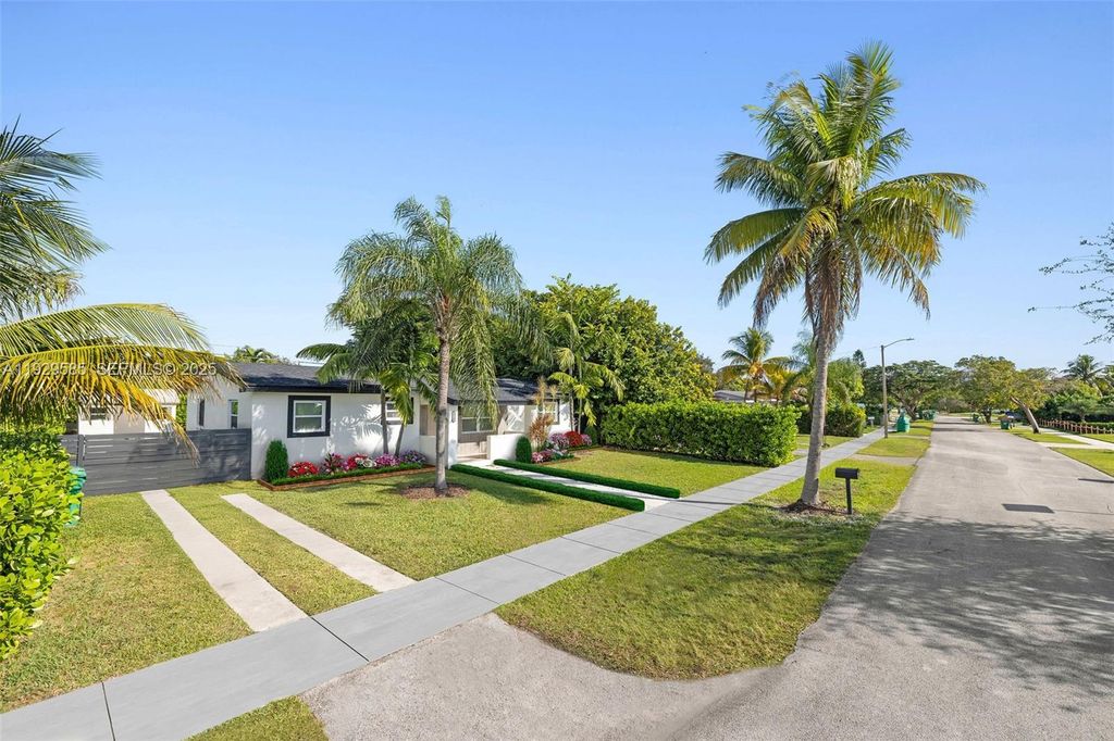 Image 2 of property listing at 10111 Jamaica Dr, Cutler Bay, FL 33189