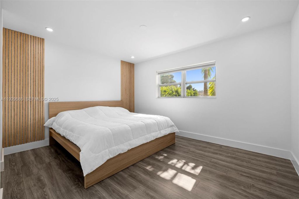 Image 20 of property listing at 10111 Jamaica Dr, Cutler Bay, FL 33189