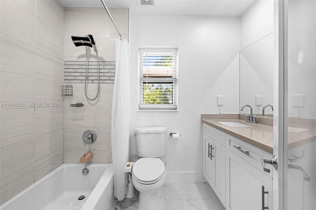 Image 22 of property listing at 10111 Jamaica Dr, Cutler Bay, FL 33189