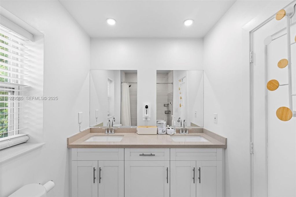 Image 23 of property listing at 10111 Jamaica Dr, Cutler Bay, FL 33189