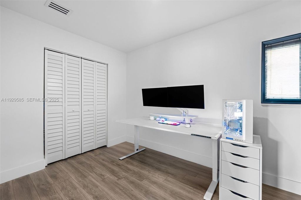 Image 28 of property listing at 10111 Jamaica Dr, Cutler Bay, FL 33189