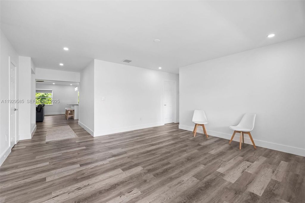 Image 3 of property listing at 10111 Jamaica Dr, Cutler Bay, FL 33189