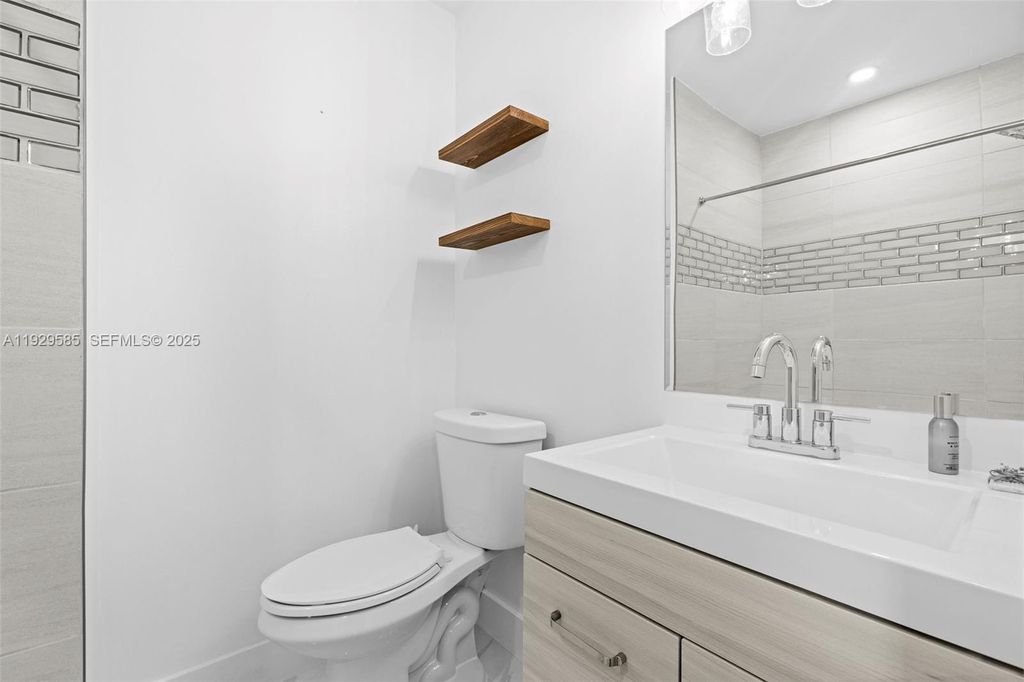 Image 30 of property listing at 10111 Jamaica Dr, Cutler Bay, FL 33189