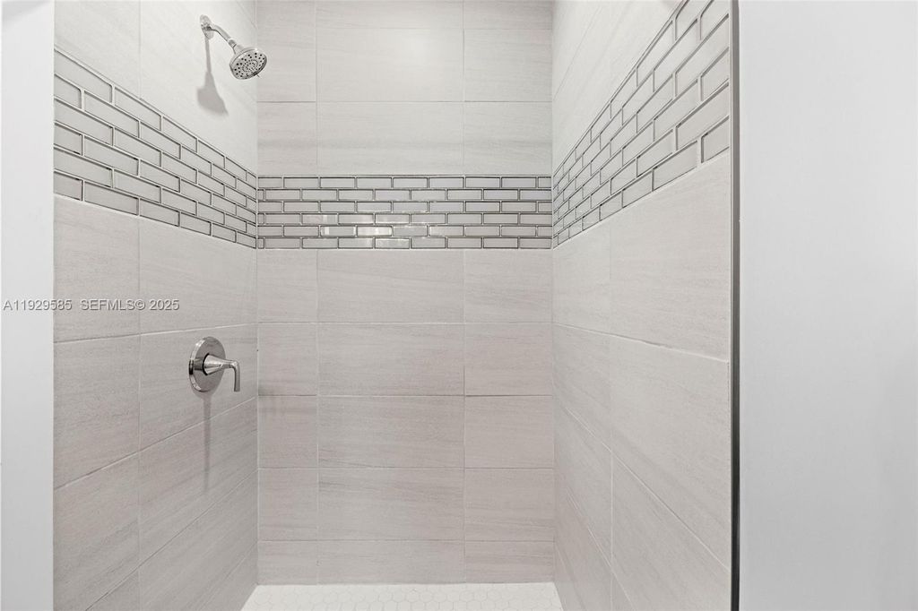 Image 31 of property listing at 10111 Jamaica Dr, Cutler Bay, FL 33189