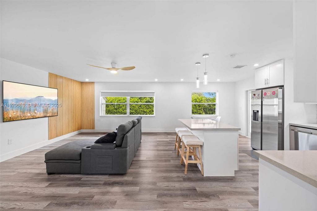 Image 5 of property listing at 10111 Jamaica Dr, Cutler Bay, FL 33189