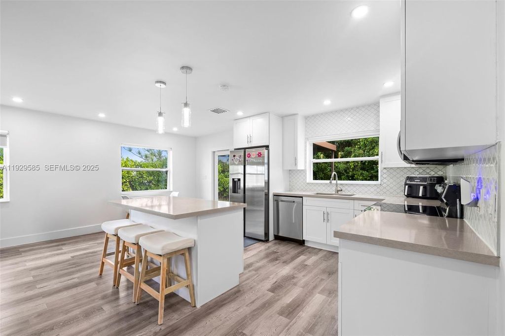 Image 6 of property listing at 10111 Jamaica Dr, Cutler Bay, FL 33189