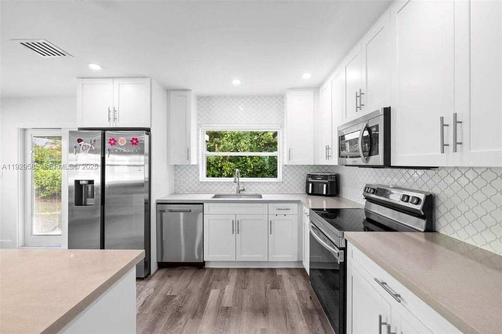 Image 7 of property listing at 10111 Jamaica Dr, Cutler Bay, FL 33189