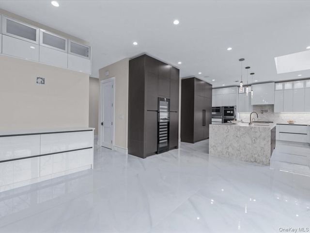 6 Hickory Drive, Great Neck, NY 11021